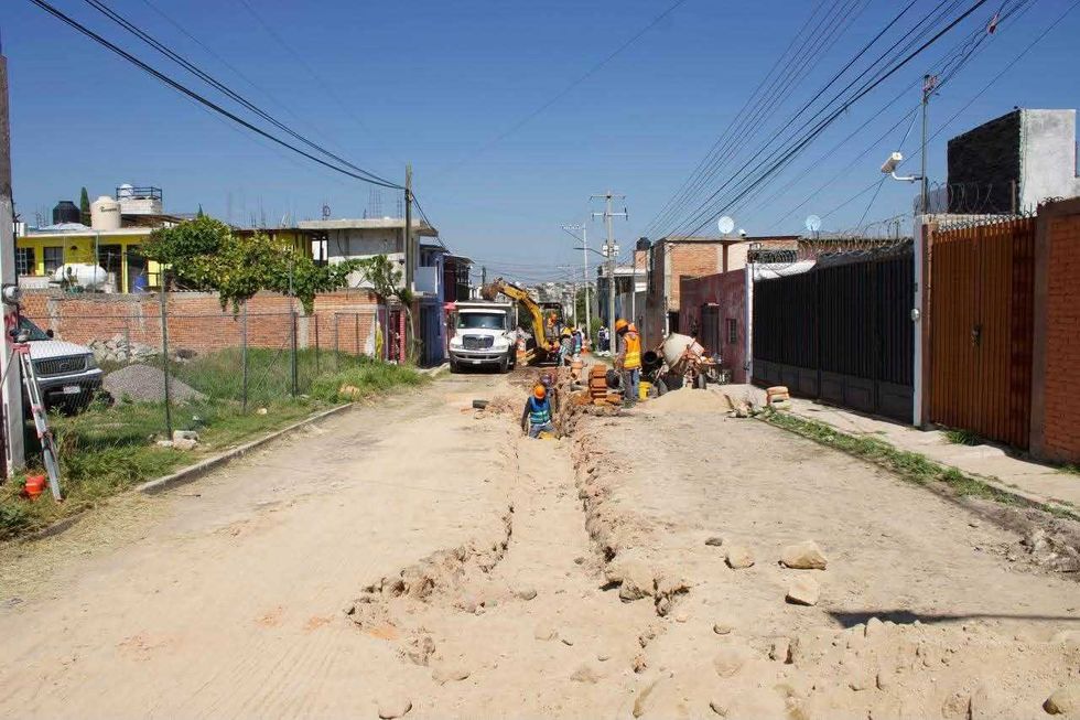 Trabajos de excavaci\u00f3n y empedrado en calle Aguascalientes, Colonia M\u00e9xico, San Juan del R\u00edo, 2026