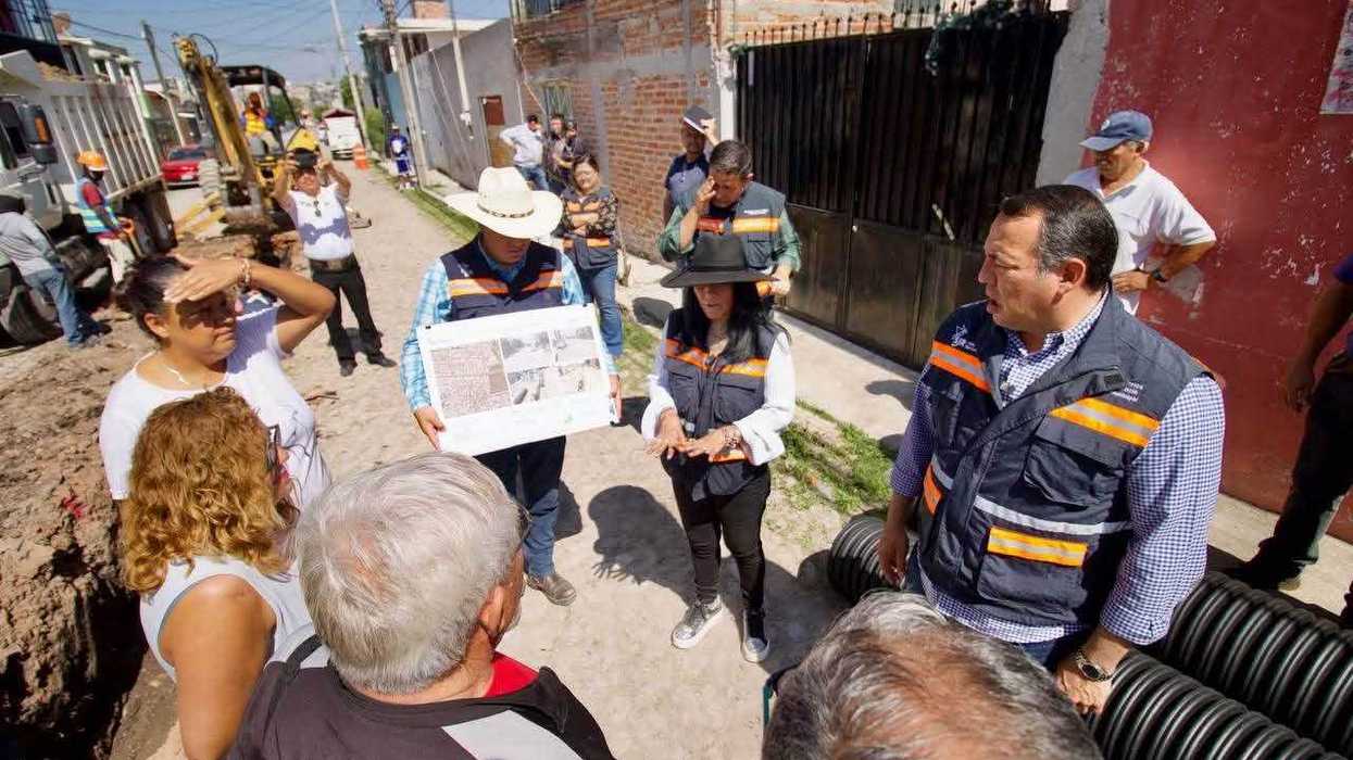 Trabajos de excavación y empedrado en calle Aguascalientes, Colonia México, San Juan del Río, 2026