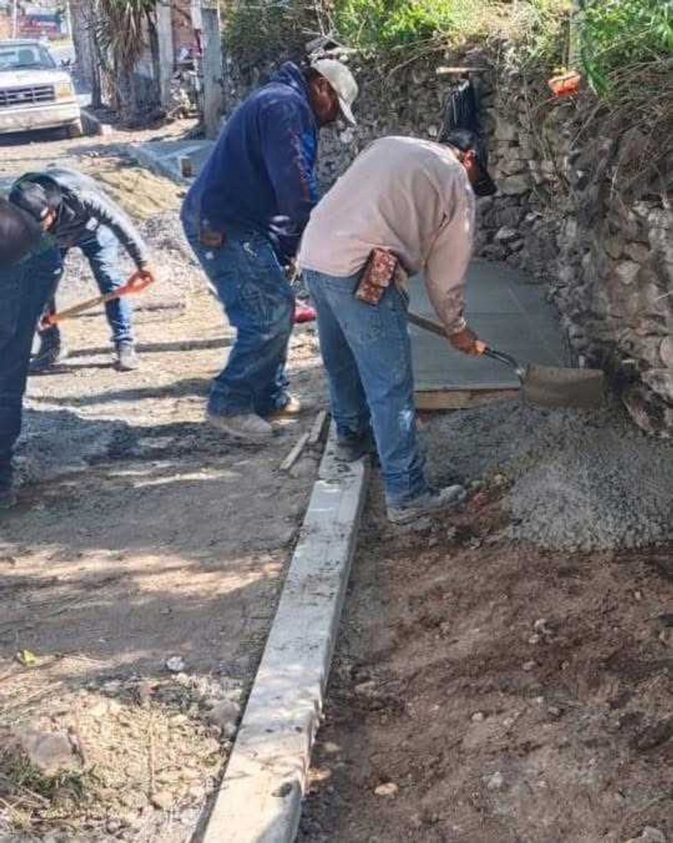 Trabajos de forjado de banqueta en calle principal de Santa Rosa Xhajay, San Juan del R\u00edo