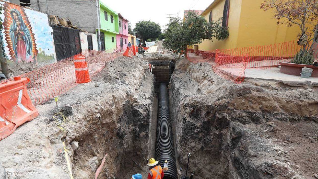 Trabajos de mantenimiento en infraestructura pluvial del Dren El Arenal en el municipio de Querétaro.