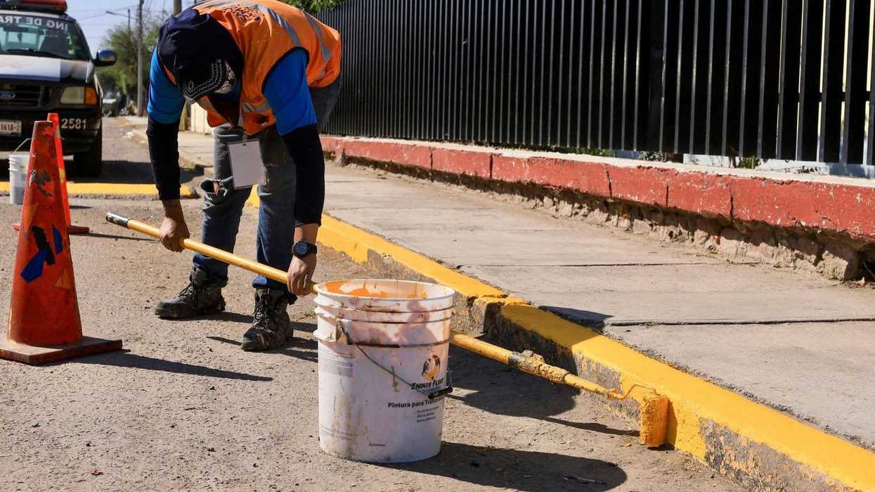 Trabajos de mantenimiento en una escuela de San Juan del Río