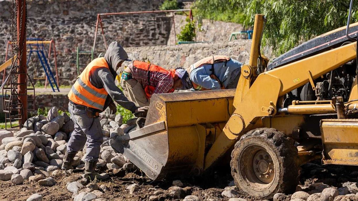 Trabajos de mantenimiento vial en vialidades prioritarias del municipio de Querétaro con inversión de 300 millones.