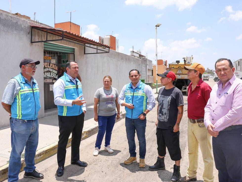 Trabajos de reencarpetado en avenida La Esmeralda del fraccionamiento hom\u00f3nimo en San Juan del R\u00edo, agosto de 2026
