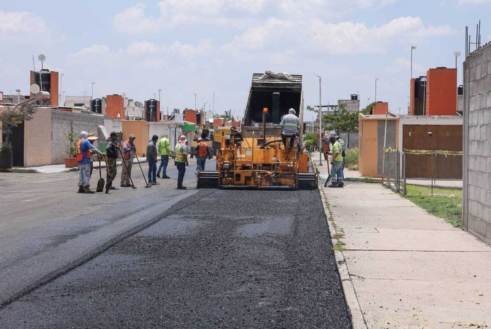 Trabajos de reencarpetado en avenida La Esmeralda del fraccionamiento hom\u00f3nimo en San Juan del R\u00edo, agosto de 2026