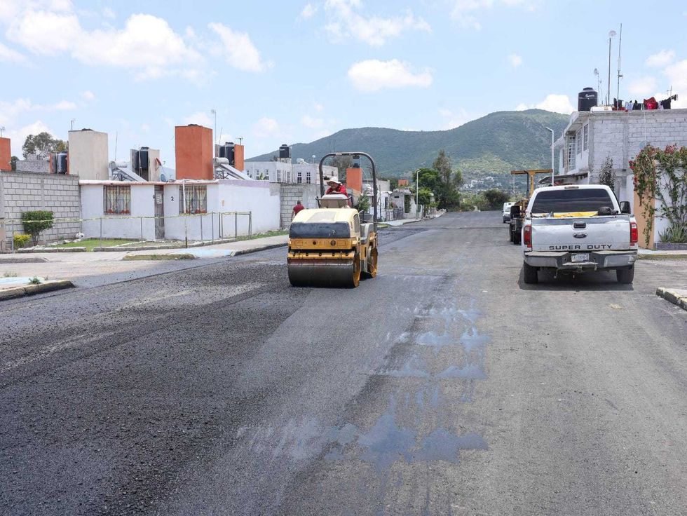 Trabajos de reencarpetado en avenida La Esmeralda del fraccionamiento hom\u00f3nimo en San Juan del R\u00edo, agosto de 2026
