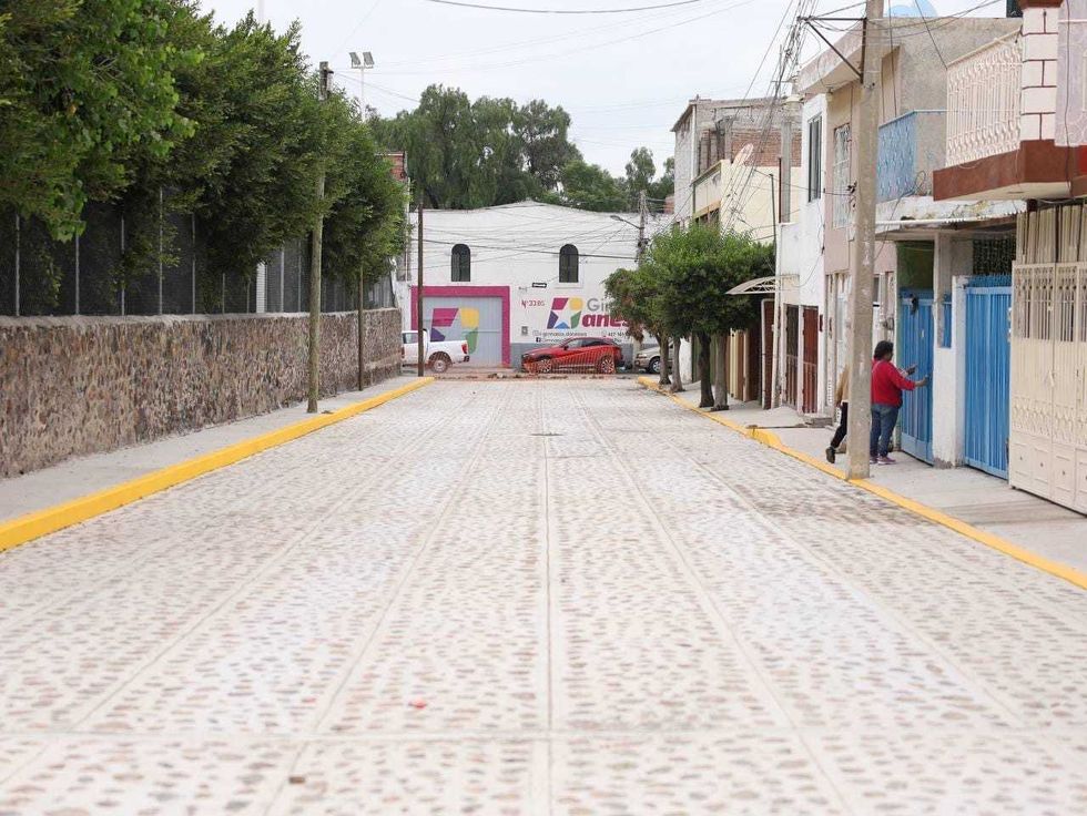 Trabajos de rehabilitaci\u00f3n con empedrado h\u00famedo y guarniciones en calle Rafael Ayala, Centro de San Juan del R\u00edo, 2026