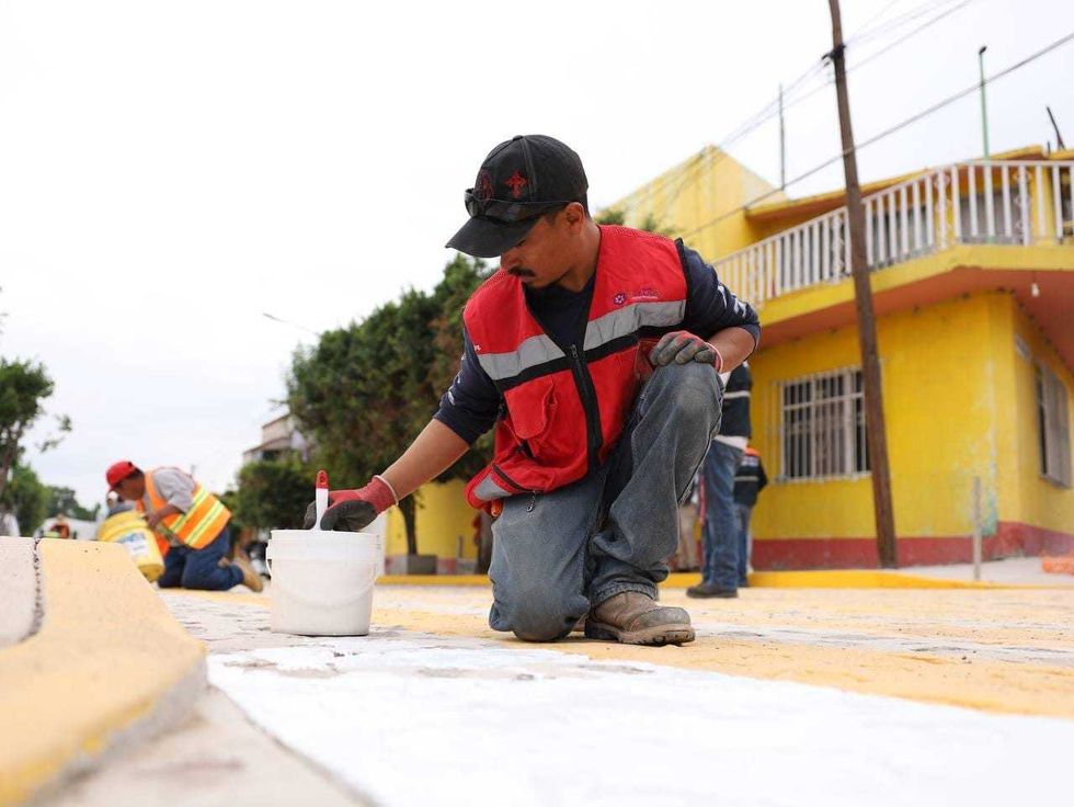 Trabajos de rehabilitaci\u00f3n con empedrado h\u00famedo y guarniciones en calle Rafael Ayala, Centro de San Juan del R\u00edo, 2026