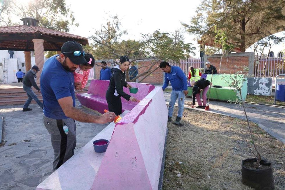 Trabajos de rehabilitaci\u00f3n de espacios p\u00fablicos en el Jard\u00edn Principal de Ceja de Bravo, Huimilpan, durante jornada Aqu\u00ed Contigo