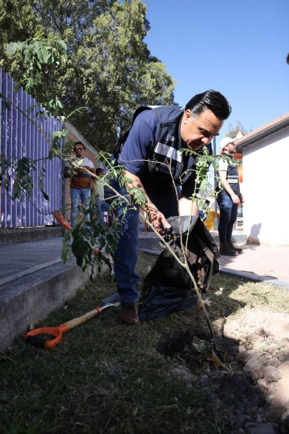 Trabajos de rehabilitaci\u00f3n de espacios p\u00fablicos en el Jard\u00edn Principal de Ceja de Bravo, Huimilpan, durante jornada Aqu\u00ed Contigo