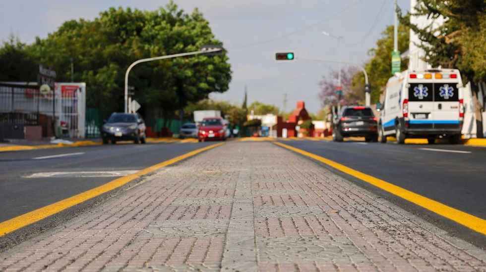 Trabajos de rehabilitaci\u00f3n en Avenida Don Bosco. La obra consisti\u00f3 en 6 mil 393 metros cuadrados de carpeta asf\u00e1ltica en ambos sentidos.