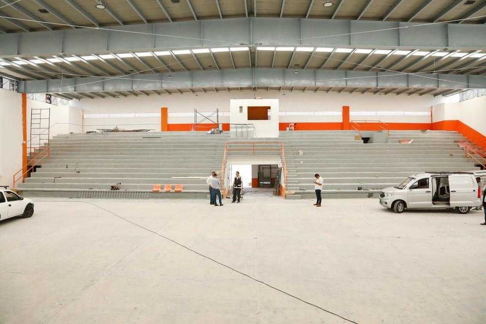 Trabajos de rehabilitaci\u00f3n en el Auditorio Municipal de Col\u00f3n, con reparaci\u00f3n del techo y renovaci\u00f3n de la cancha deportiva.