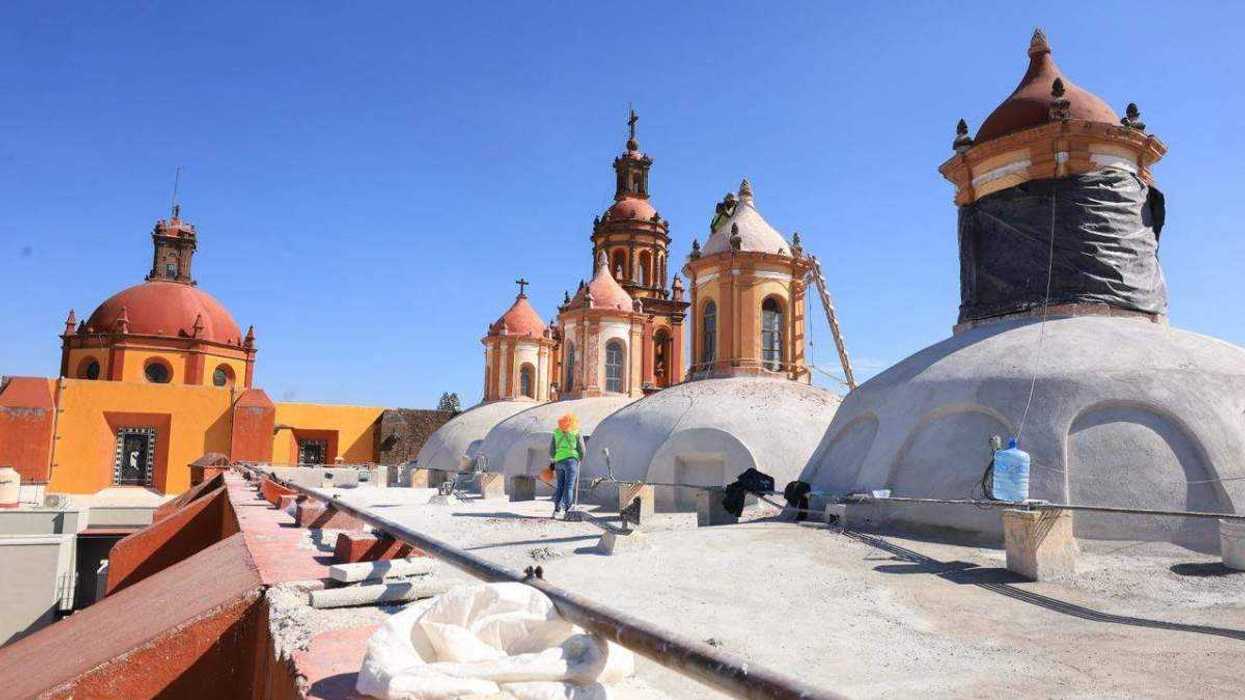 Trabajos de rehabilitación avanzan en la parroquia de San Juan Bautista, templo histórico ubicado en la Plaza de la Independencia de San Juan del Río. Inversión municipal y federal alcanza 4.8 millones de pesos.