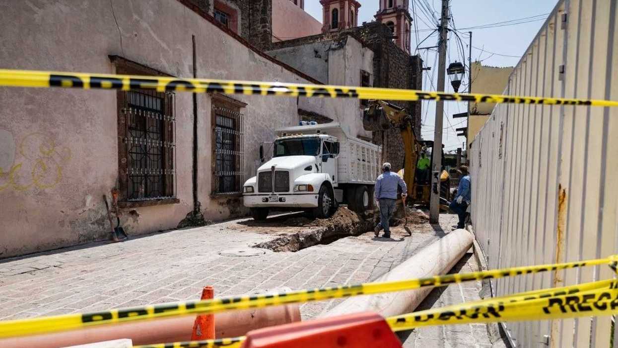 Trabajos de rehabilitación de drenaje sanitario de JAPAM en andador del centro de San Juan del Río