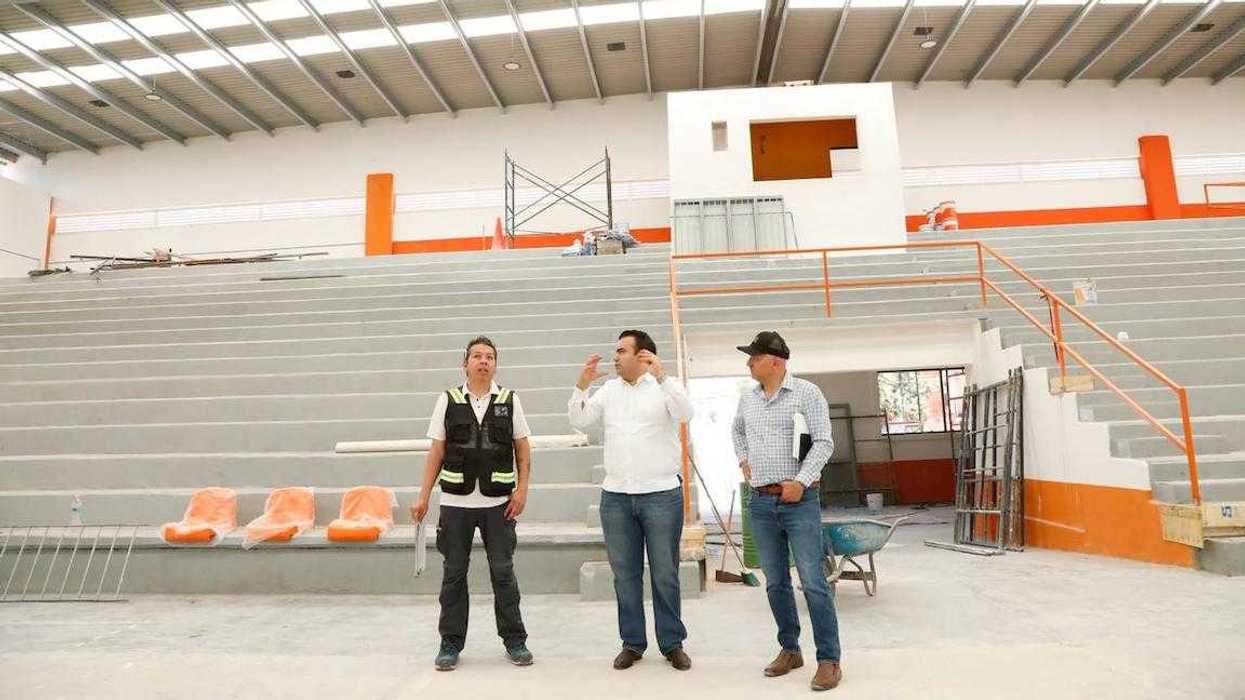Trabajos de rehabilitación en el Auditorio Municipal de Colón, con reparación del techo y renovación de la cancha deportiva.