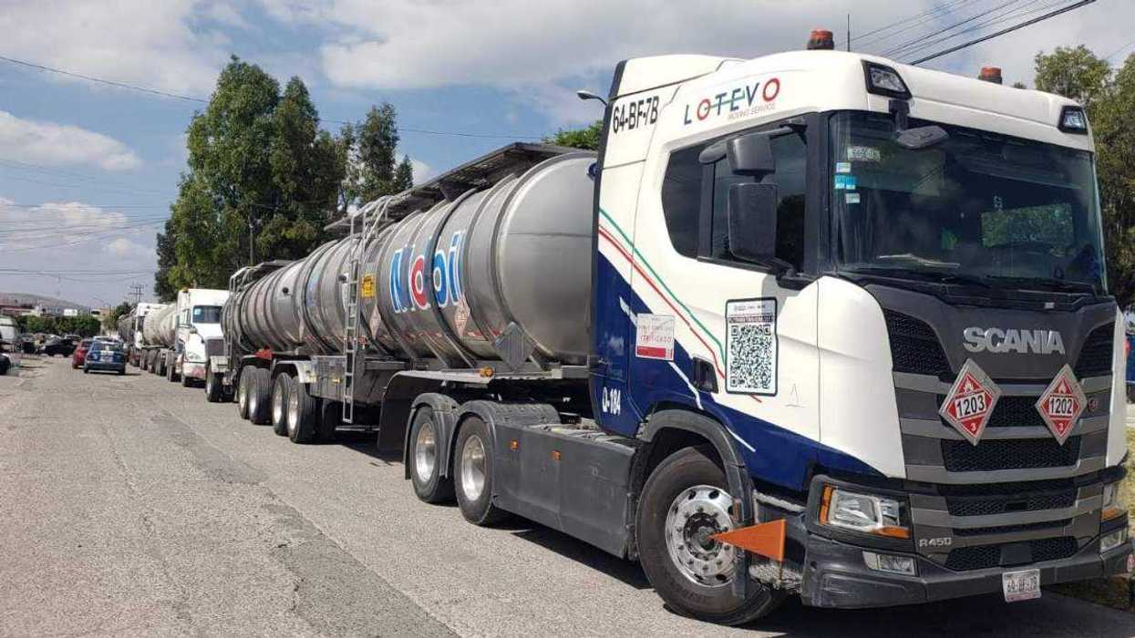 Tracto Camión con combustible robado es asegurado por la Guardia Nacional durante operativo en carretera México-Querétaro.