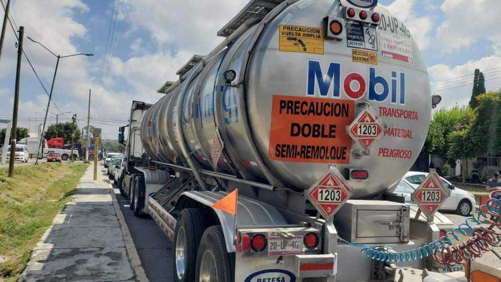 Tracto Camión con combustible robado es asegurado por la Guardia Nacional durante operativo en carretera México-Querétaro.