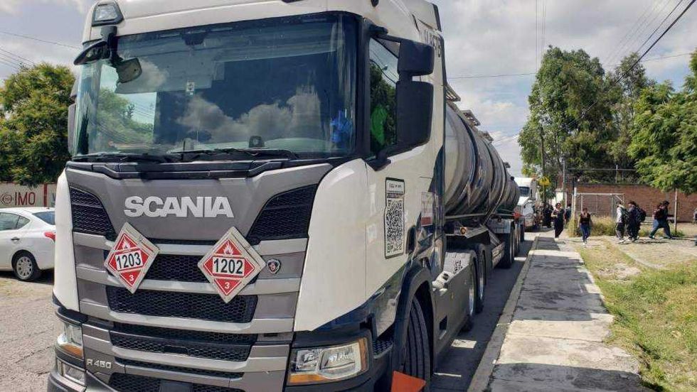 Tracto Camión con combustible robado es asegurado por la Guardia Nacional durante operativo en carretera México-Querétaro.