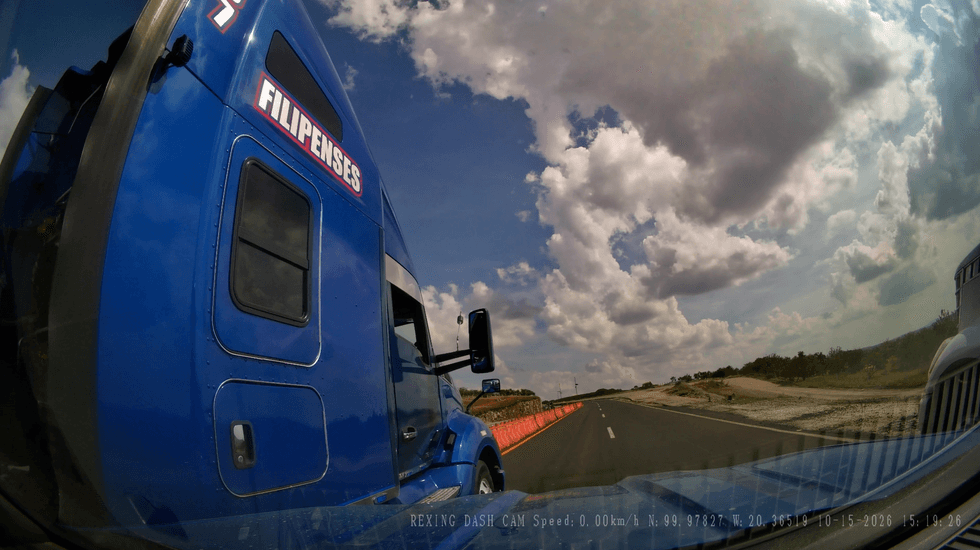Tractocami\u00f3n azul FILIPENSES n\u00famero econ\u00f3mico 697 en carretera federal 57.