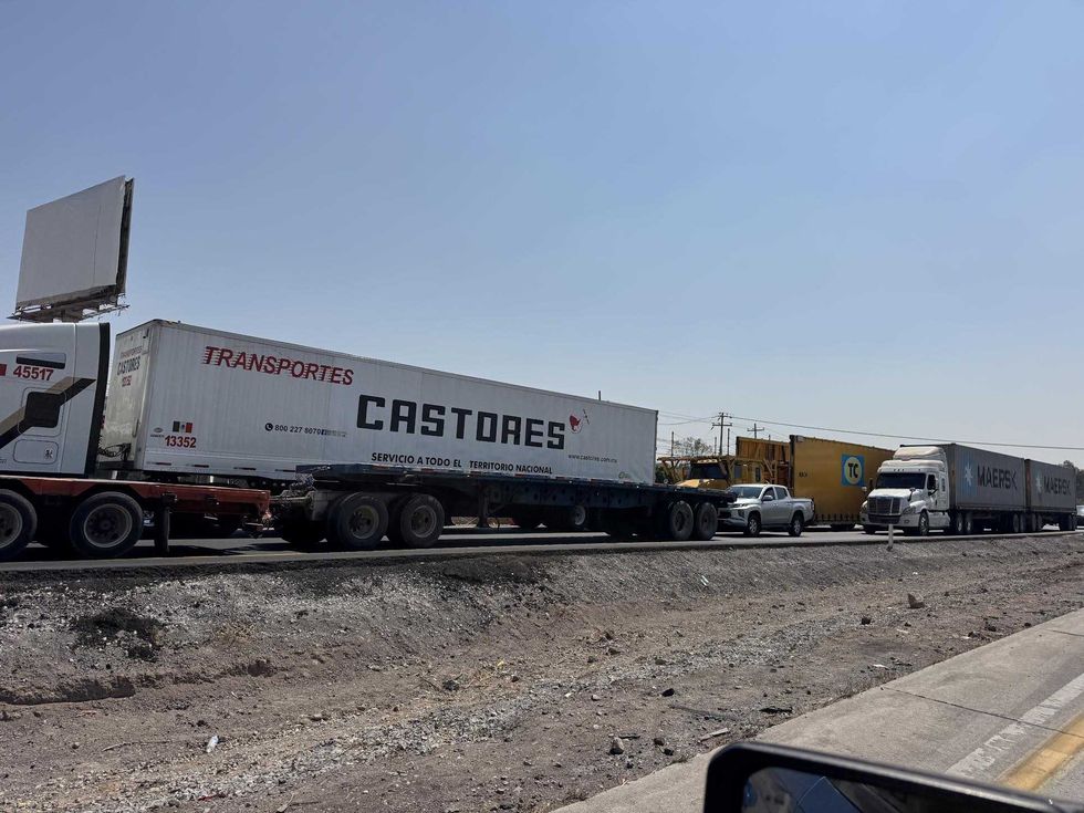 Tractocami\u00f3n de carga pesada en parque industrial de San Juan del R\u00edo, Quer\u00e9taro, durante operaci\u00f3n de embarque exportador