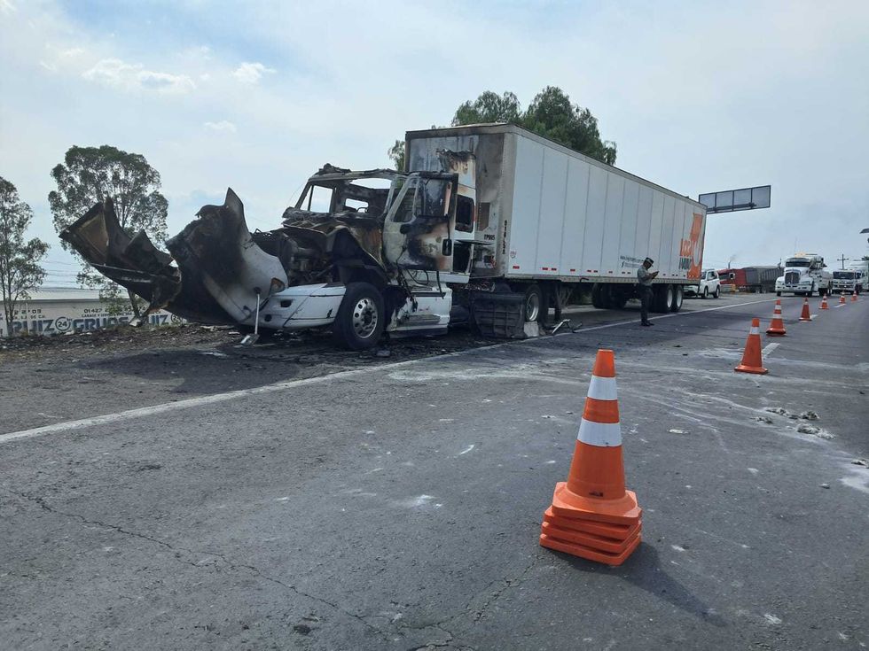 Tractocami\u00f3n incendiado en el kil\u00f3metro 148 de la autopista federal 57 antes de la caseta Palmillas en San Juan del R\u00edo.