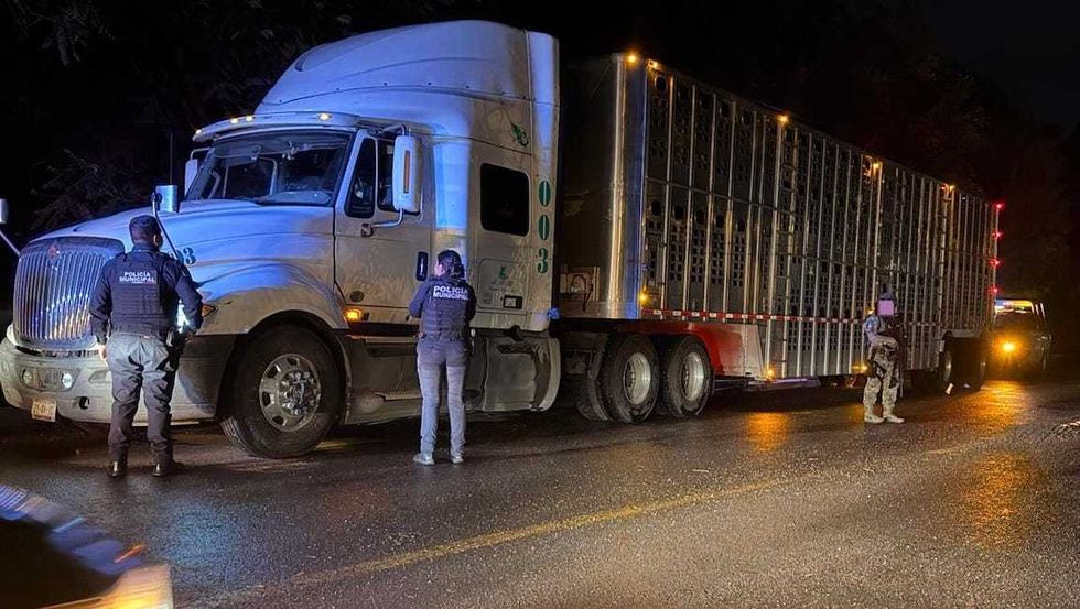 Tractocami\u00f3n localizado por polic\u00edas municipales durante un operativo en La Llave.