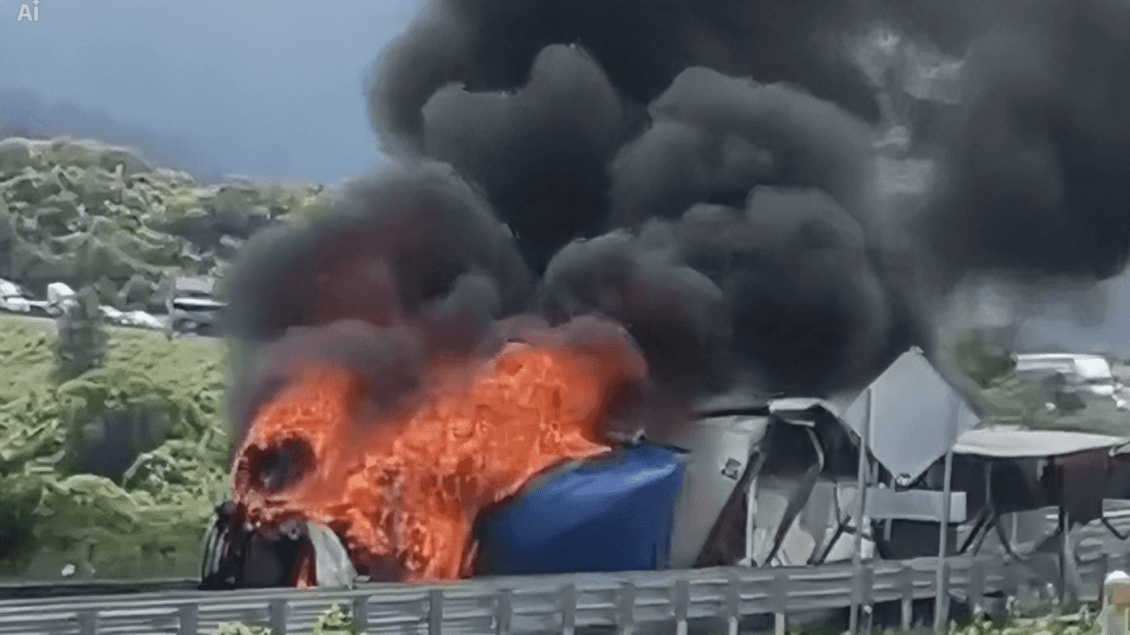 tractocamión de doble semirremolque envuelto en llamas sobre la autopista México-Guadalajara.