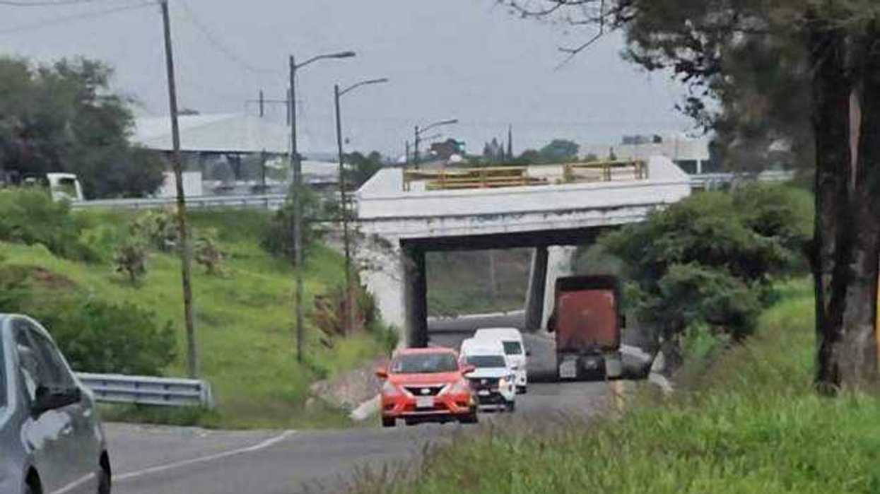 Tractocamión de Transportes Minerva a punto de causar tragedia en San Juan del Río.