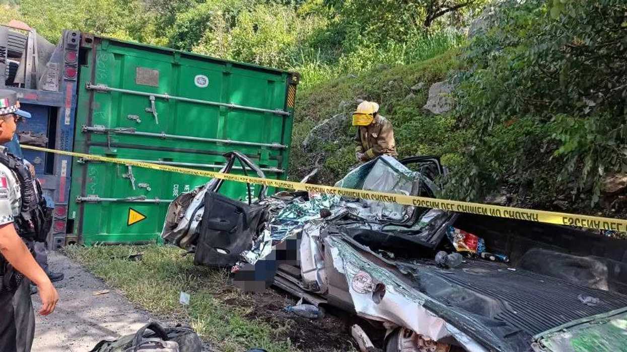Tractocamión volcado sobre una camioneta pickup en el kilómetro 112 de la autopista Guadalajara-Colima, en Tuxpan, Jalisco.