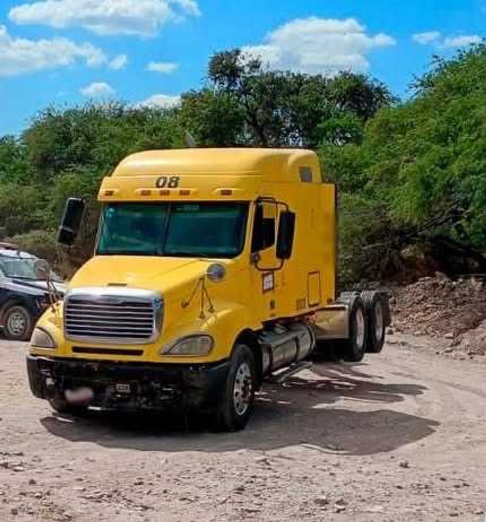 Tractocamiones asegurados en cateo en Montenegro, Santa Rosa J\u00e1uregui, durante operativo de la POES Quer\u00e9taro