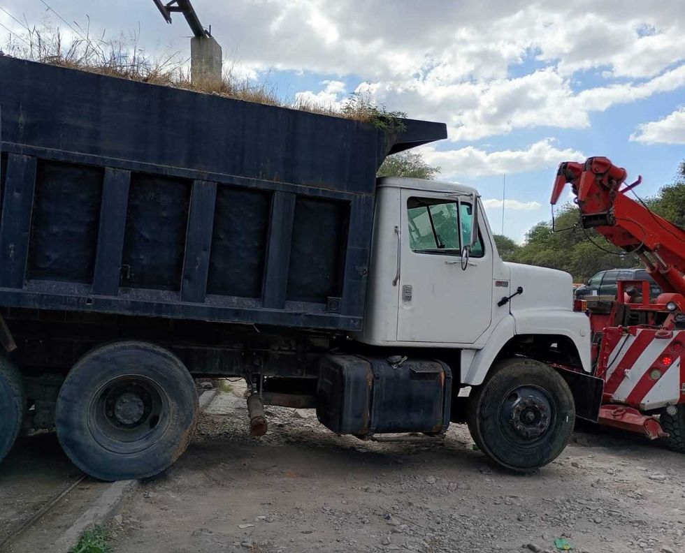 Tractocamiones asegurados en cateo en Montenegro, Santa Rosa J\u00e1uregui, durante operativo de la POES Quer\u00e9taro