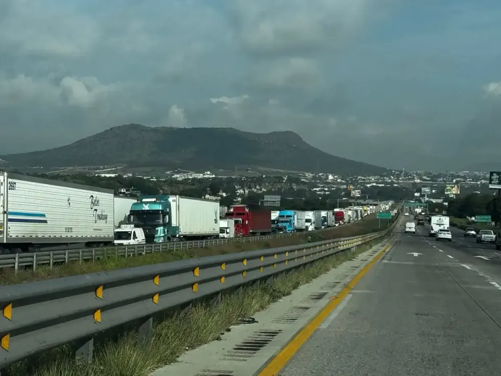 Tractocamiones, una pipa y veh\u00edculos particulares detenidos en los carriles de la carretera 57