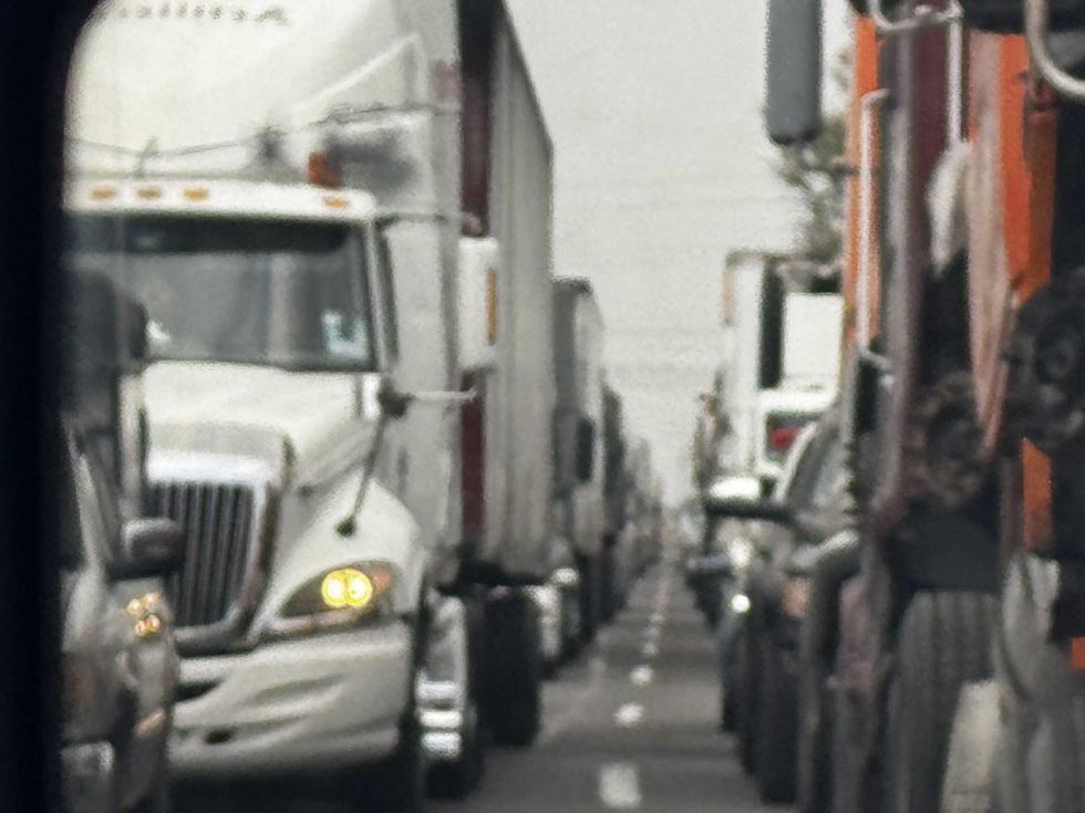Tractocamiones y veh\u00edculos particulares detenidos en la autopista M\u00e9xico-Quer\u00e9taro durante el embotellamiento de 25 kil\u00f3metros en el tramo de Palmillas, agosto de 2026.