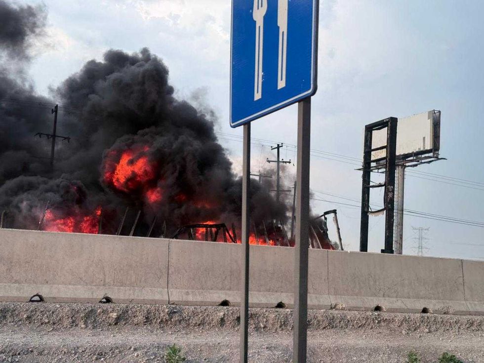 Tractor de carga incendiado sobre carretera federal M\u00e9xico-Quer\u00e9taro a altura de Hotel ONE en El Marqu\u00e9s, Quer\u00e9taro