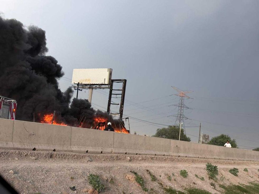 Tractor de carga incendiado sobre carretera federal M\u00e9xico-Quer\u00e9taro a altura de Hotel ONE en El Marqu\u00e9s, Quer\u00e9taro