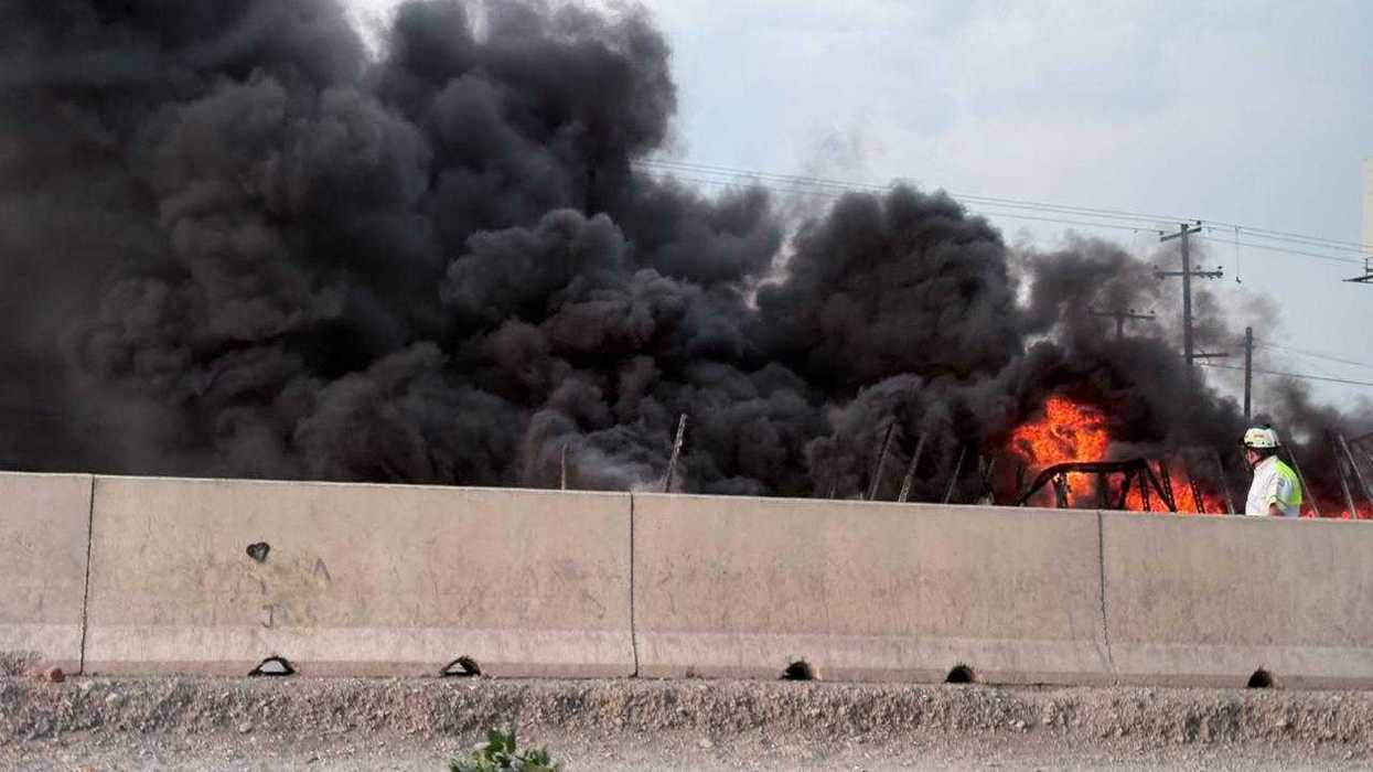 Tractor de carga incendiado sobre carretera federal México-Querétaro a altura de Hotel ONE en El Marqués, Querétaro