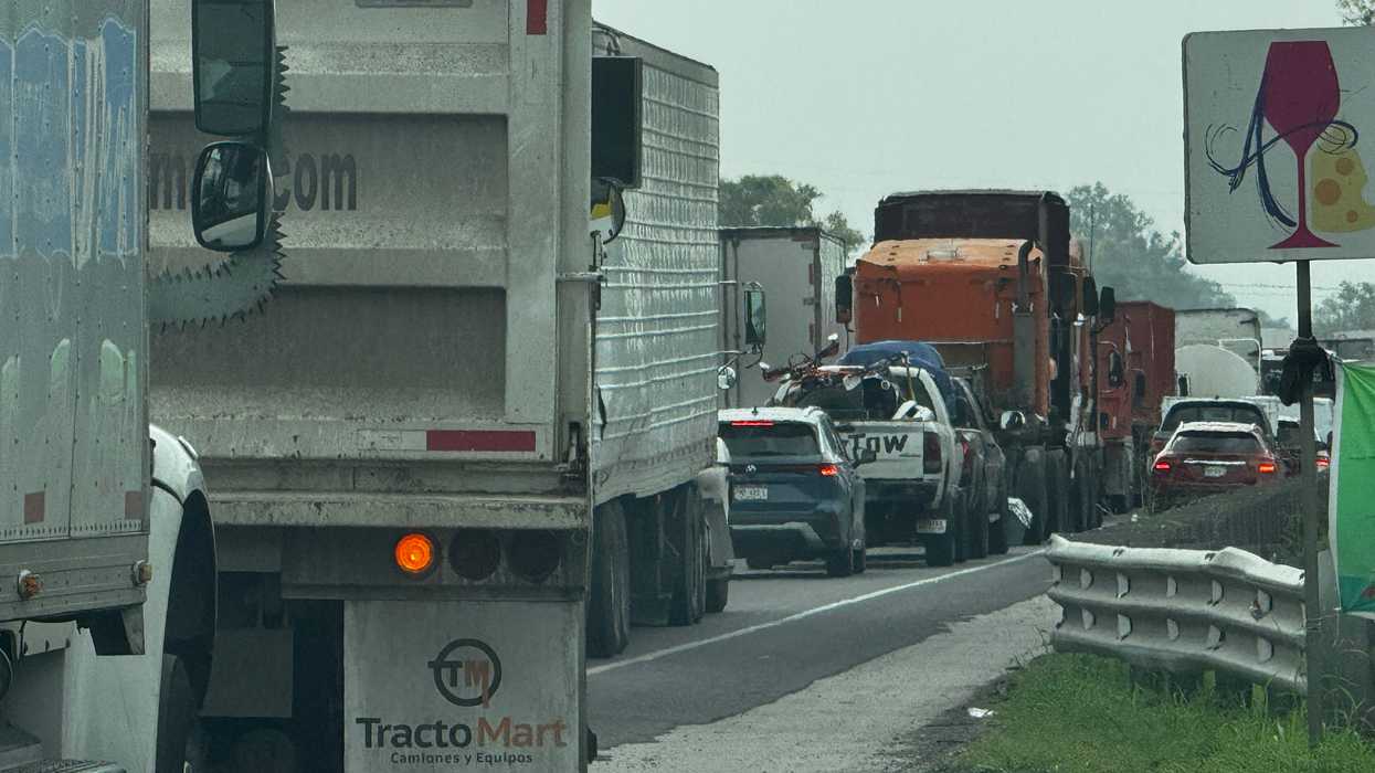 Tráfico de vehículos y camiones en la autopista México-Querétaro a la altura de San Juan del Río.