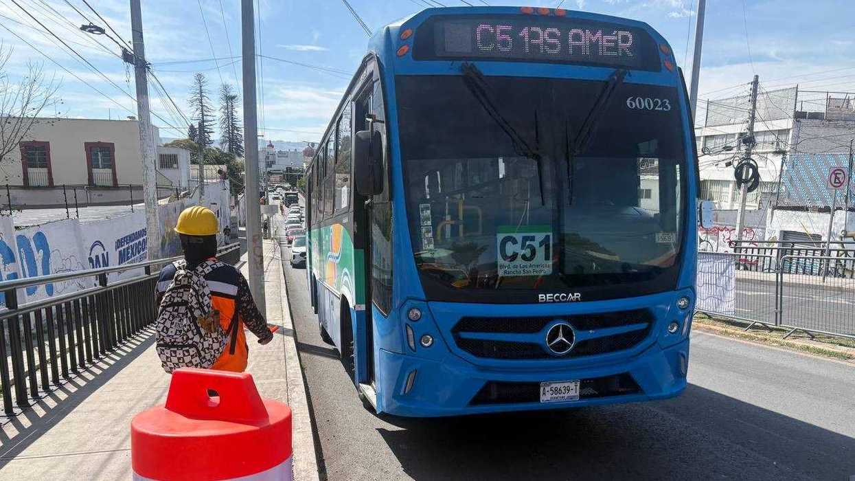 Tráfico moderado en Avenida Corregidora Norte durante obras del Tren México-Querétaro en Querétaro