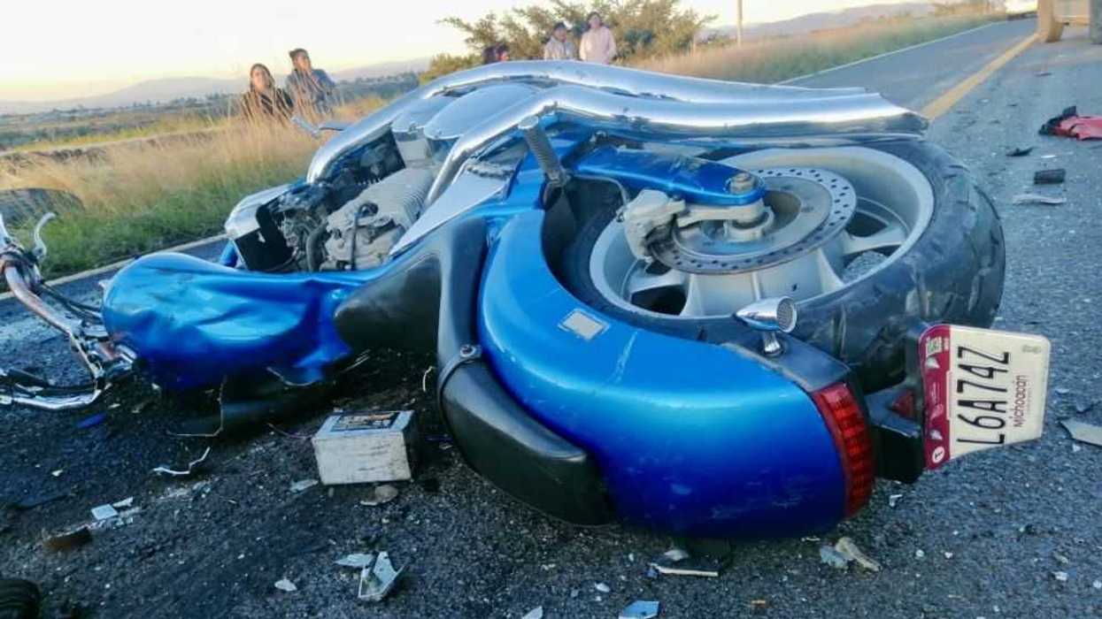Trágica muerte de motociclista en choque frontal en carretera a Amealco.