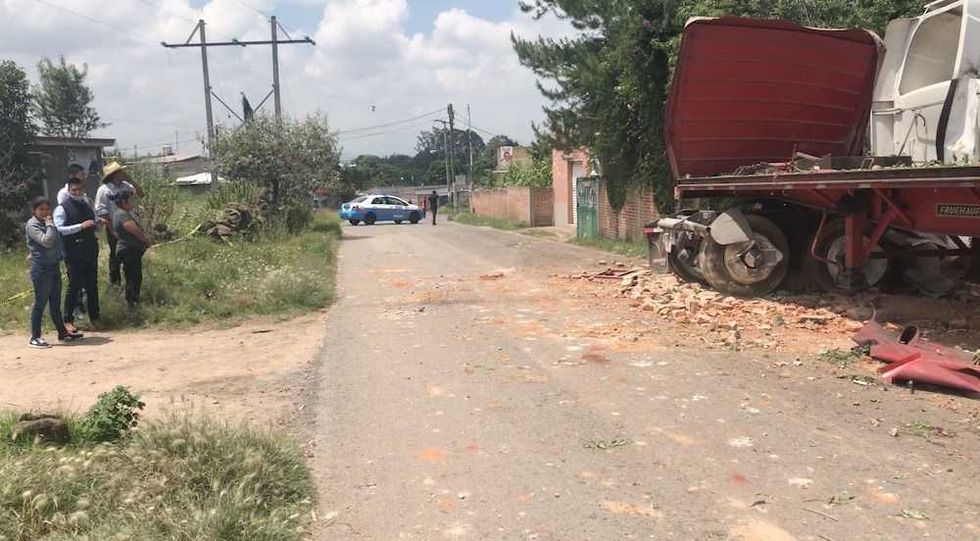 trailer arrasa con vivienda en santa barbara la cueva en san juan del rio 1 1