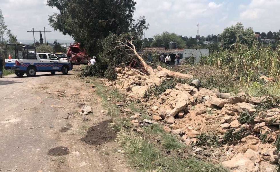 trailer arrasa con vivienda en santa barbara la cueva en san juan del rio 1 2