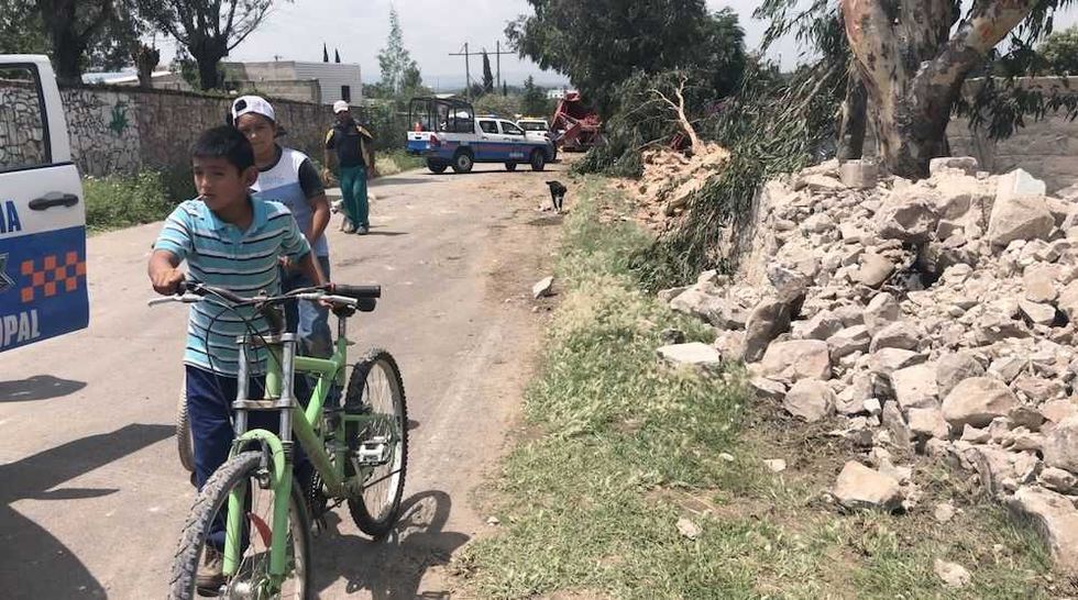 trailer arrasa con vivienda en santa barbara la cueva en san juan del rio 1 3