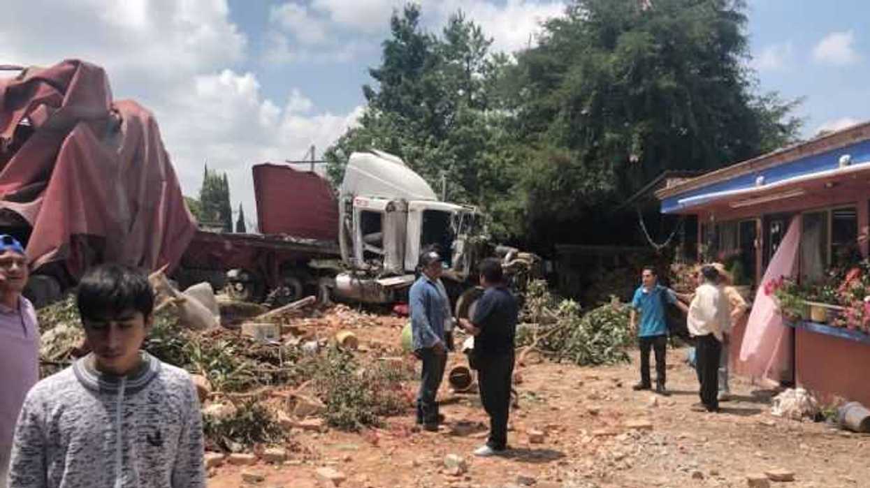 trailer-arrasa-con-vivienda-en-santa-barbara-la-cueva-en-san-juan-del-rio-1-.6JPG