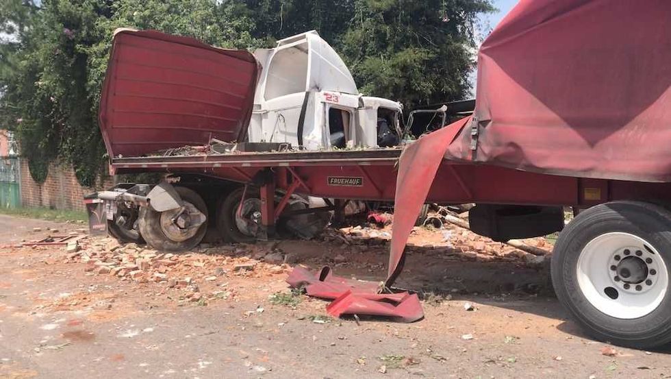trailer arrasa con vivienda en santa barbara la cueva en san juan del rio 1