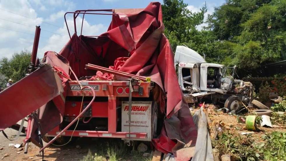 trailer arrasa con vivienda en santa barbara la cueva en san juan del rio