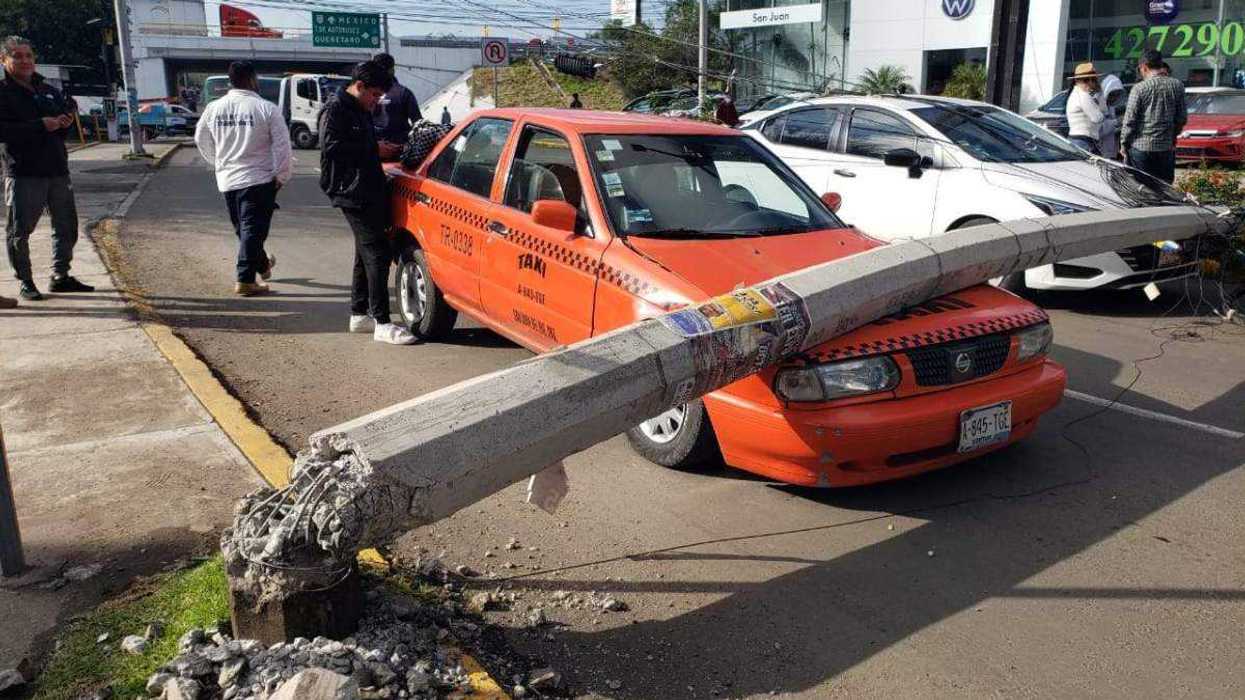 Tráiler atorado en cables eléctricos derribó poste de CFE sobre vehículos en semáforo de San Juan del Río.