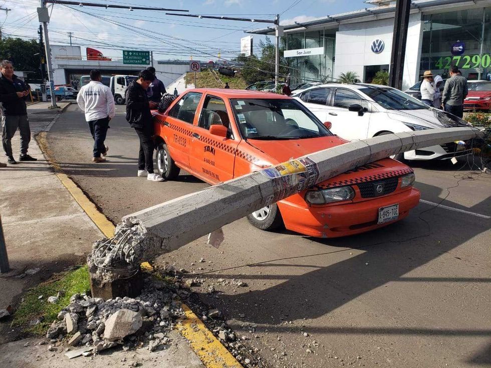 Tráiler atorado en cables eléctricos derribó poste de CFE sobre vehículos en semáforo de San Juan del Río.