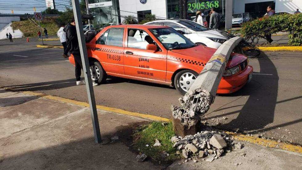 Tráiler atorado en cables eléctricos derribó poste de CFE sobre vehículos en semáforo de San Juan del Río.