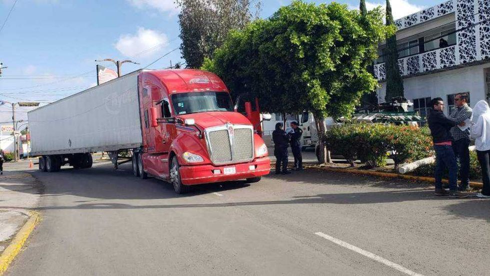 Tráiler atorado en cables eléctricos derribó poste de CFE sobre vehículos en semáforo de San Juan del Río.