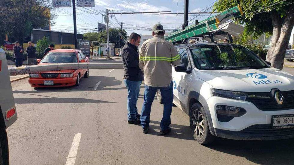 Tráiler atorado en cables eléctricos derribó poste de CFE sobre vehículos en semáforo de San Juan del Río.