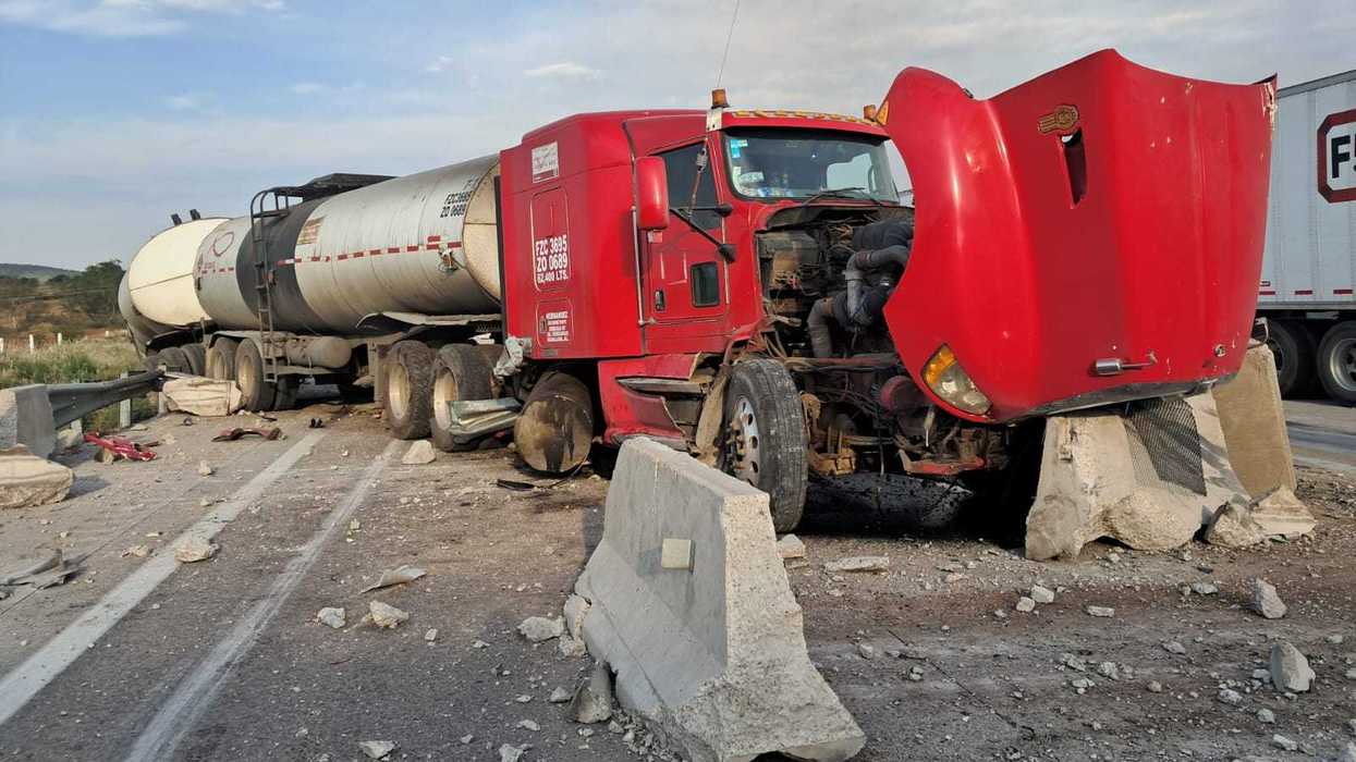 Tráiler con pollo congelado calcinado tras provocar accidente en el km 17 del macrolibramiento Palmillas-Apaseo Amealco